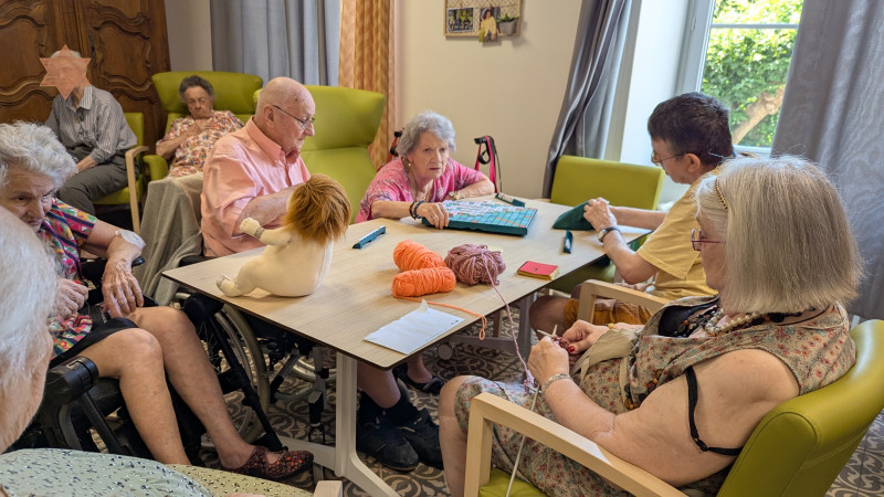 Un moment convivial à l’EHPAD malgré la chaleur