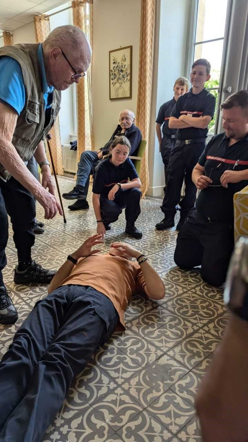 Rencontre intergénérationnelle entre les jeunes sapeurs-pompiers d’Autun et les résidents de Saint Antoine