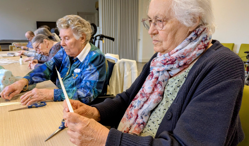 Préparation de l’Atelier “Cartes de Noël” Intergénérationnel