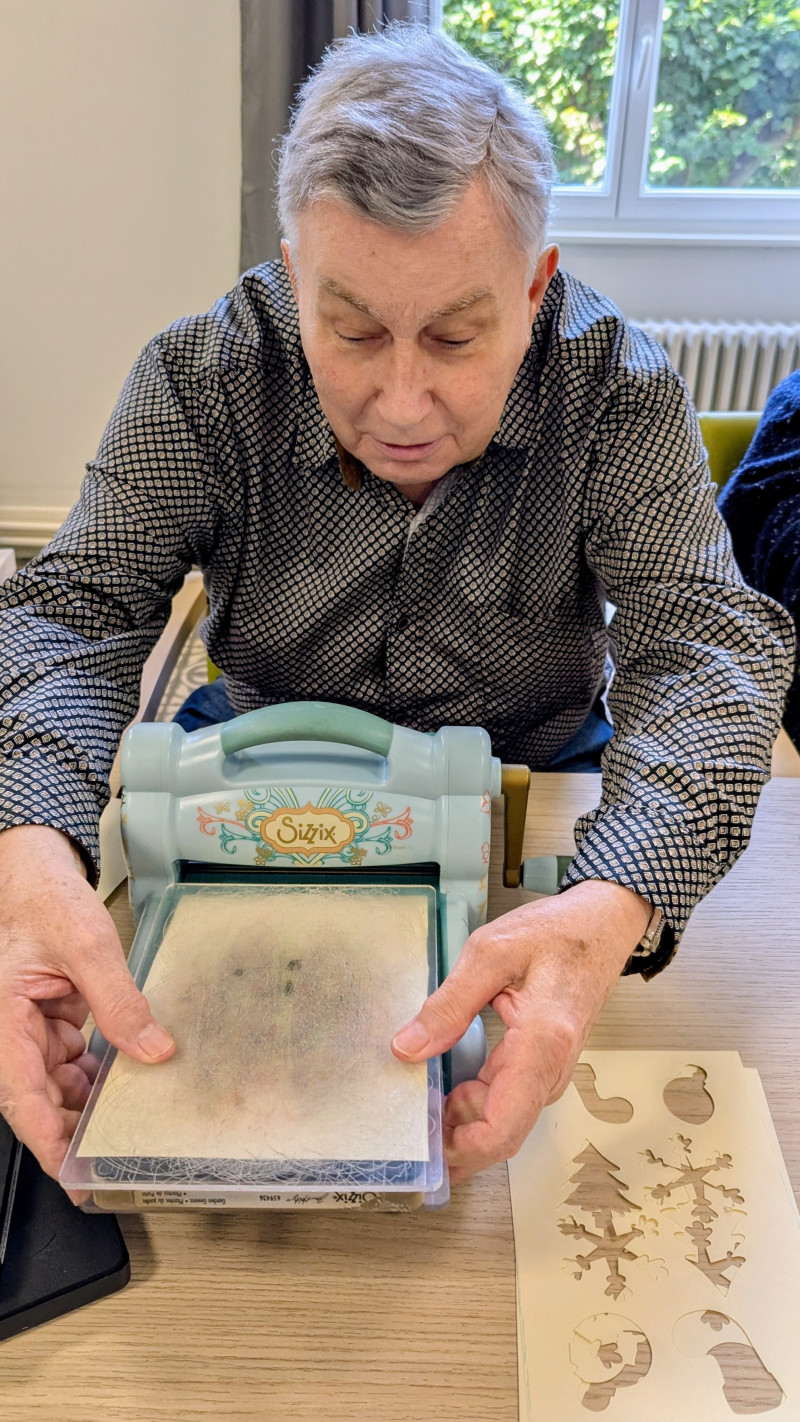 Préparation de l’Atelier “Cartes de Noël” Intergénérationnel