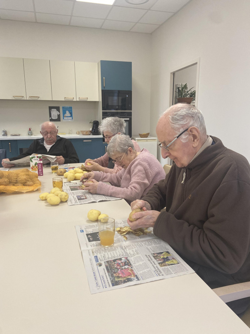 Atelier épluchage de pommes de terre