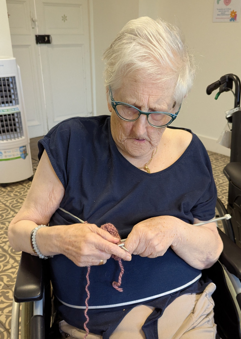 Un doux moment de tricot et de souvenirs