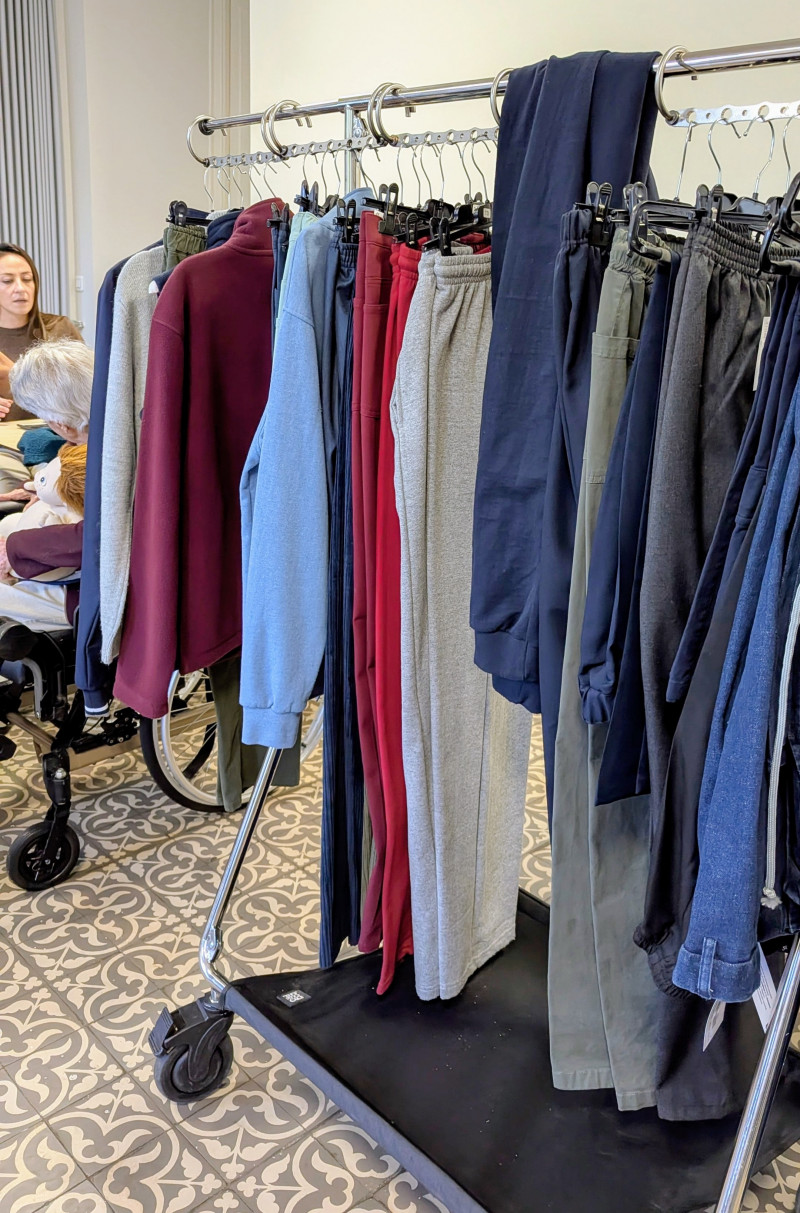 Une vente de vêtements à la résidence