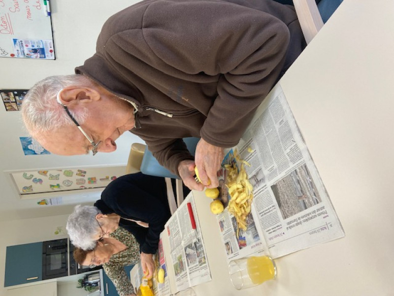 Atelier épluchage de légumes au PASA