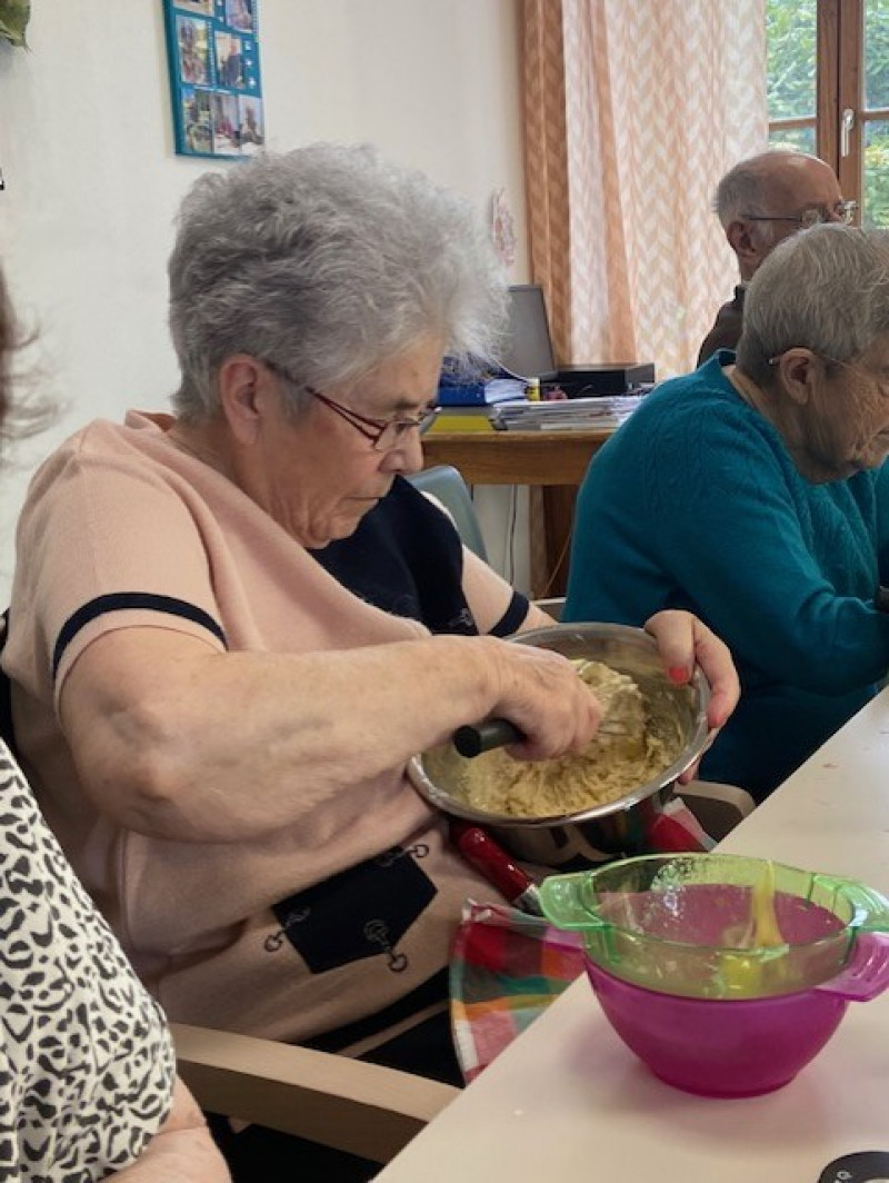 Atelier pâtisserie : des scones aux raisins pour nos résidents