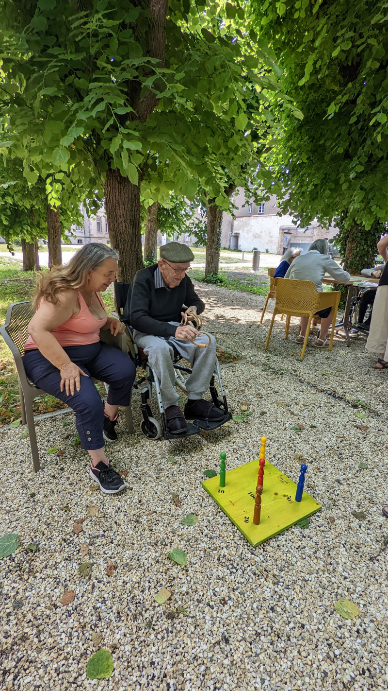 Jeux avec la ludothèque dans le parc