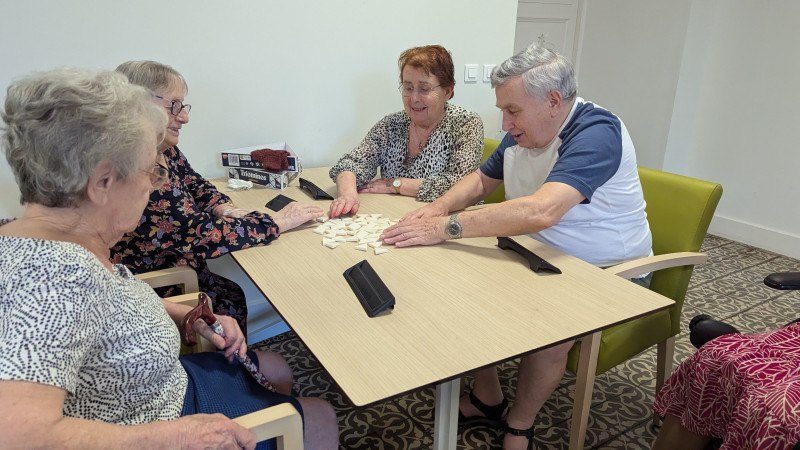 Un moment convivial à l’EHPAD malgré la chaleur