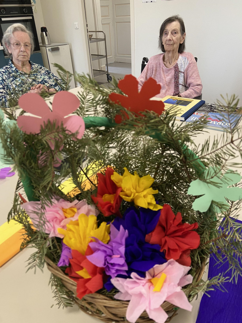 Atelier créatif au PASA : fleurs en papier et hérissons malicieux