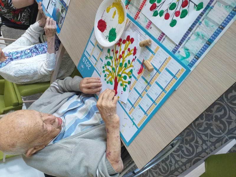 Peinture d'arbres avec des bouchons de liège